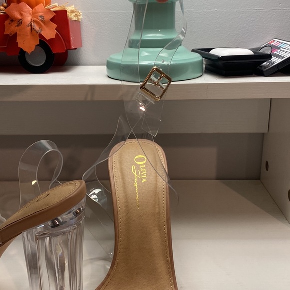 High Heels - Picture 3 of 4